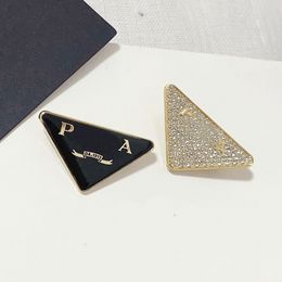 Broches de diamantes geométricos de diseñador Broche de logotipo de marca de lujo para mujer Diseño exquisito Broche de oro de 18 quilates Moda Acero inoxidable Color sólido Pins Amor Regalo Joyería