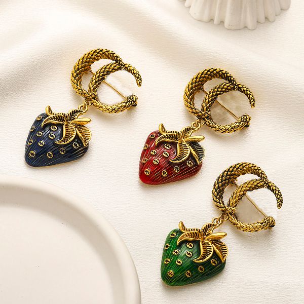 Cadeau de créateur Bleu Rouge Vert Fraises Plaqué Or G Lettre Femmes Timbre Broches Broche Printemps Vintage Bijoux Accessoires Design Exquis