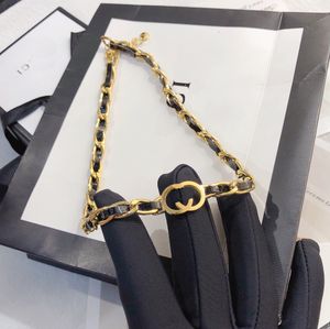 Collier pendentif cadeau de créateur plaqué or collier noir bijoux d'amour pour femmes longue chaîne bijoux de conception vintage collier de lettre fête famille chaîne de corde avec boîte