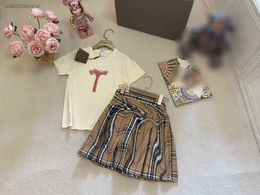 Designer Girl Dress Kids Tracksuits Child Sets Baby Suits Maat 100-170 cm 2pcs Chest Logo Gedrukt T-shirt en geruite rok juli10