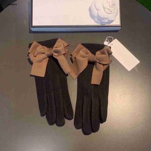Fille de designer Cinq doigts Gants Gants pour femmes Coloré Grand arc Décoration Mitaines Hiver Chaud Cadeau Y compris la boîte de marque