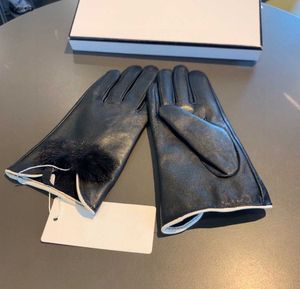 Fille de designer Cinq doigts Gants Gants en cuir pour femmes Décoration de boule de fourrure mignonne Mitaines Cadeau chaud d'hiver Y compris la boîte de marque