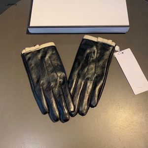 Fille de designer Cinq doigts Gants Gants en cuir pour femmes Décoration d'arc contrasté Mitaines Cadeau chaud d'hiver Y compris la boîte de marque