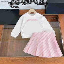 Designer Girls Dress costumes ensembles d'automne de haute qualité Taille 100-150 CM 2pcs Logo de la poitrine imprimé pull à col rond et jupe plissée Aug30
