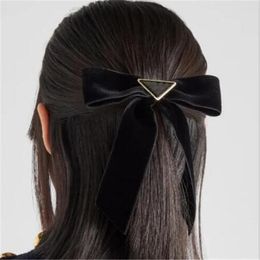 Girls de concepteur Clip Clip Clasp Controupe Fixe Fixe Classement Triangle Lettres Spring Clamp Hair Ornement New Barrets Headwear Womens Bow Hairclips
