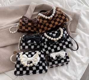 Ontwerper Meisjes Handtassen Herfst / Winter 2021 Kinderen Pluche Checkerboard Mini Zadeltas Ouder-Kind Kids Vrouw Boog Parel Cross Body Bags F918