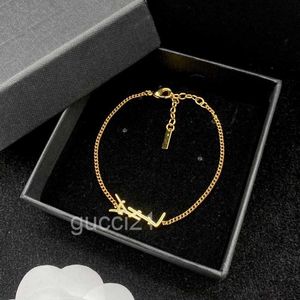 Designer Girlsl Vrouwen Brief Armbanden Elegante 18 k Gouden Armbanden y Graveren Armband Mode-sieraden Lady Party EETM