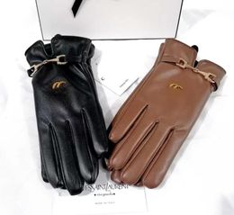 Guantes de diseñador Guantes impermeables de felpa de moda de alta calidad para hombres, mujeres, lana de terciopelo de oveja, manoplas de cinco dedos, diseño, guantes para mujer, invierno, otoño 008