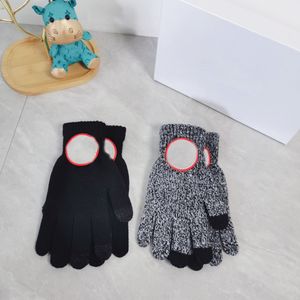 Gants de designer tricotés d'hiver cinq doigts gants pour hommes couples femmes gardent au chaud mittens full doigts off