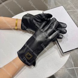 Gants de designer Femmes Écran Tactile Pour Cyclisme Gants Chauds Haute Qualité Hiver Gants En Cuir De Mouton Mode Noir Cinq Doigts Gant