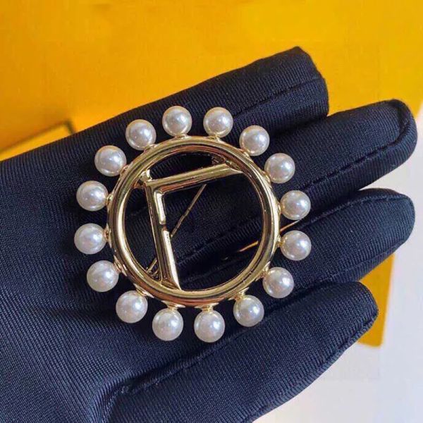 Diseñador Broche chapado en oro de 18 quilates Broches de diamantes de perlas redondas Broche de estilo de moda clásico Broche de joyería de lujo Broches de buena calidad