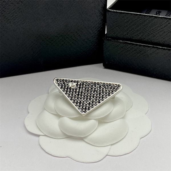 Designer or broche femmes hommes triangle broches broches bijoux broches marque de luxe broche or cristal lettre broche pour robe décoration broches