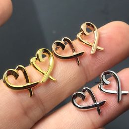 Designer Gold Forens Minimalistische Honderd Hollow Hollow Love Earrings Senior gevoel van Tide Peach Heart Ear Clips zonder oorholten vrouwelijke drie stijlen
