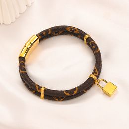 Designer Gold Curb Bracelets Femmes Lock Pendentif Marque Lettre En Cuir Vintage Design Bijoux Cadeau Bracelet En Acier Inoxydable avec Boîte