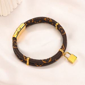 Designer Gold Curb Bracelets Femmes Serrure Pendentif Bracelet Marque Lettre En Cuir Vintage Design Bijoux Cadeau En Acier Inoxydable avec Boîte
