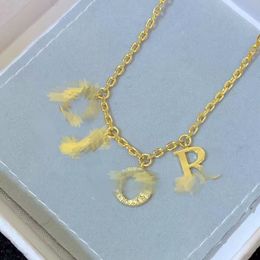 Designer Gold Diamond Collier Femmes rétro Retro correspondant simple lettre simple à la chaîne de clavicule fine étoile du tempérament avec un cadeau de bijoux assorti féminin