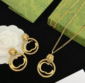 Los collares pendientes de la letra doble del oro del diseñador tienen el collar de las letras de la marca del sello para las mujeres joyería del regalo del banquete de boda con la caja