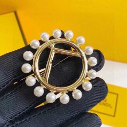 Diseñador Carta de oro Broche Pasadores Perla redonda Moda Broches para mujer Broche de estilo de moda clásico Broche de joyería de lujo Broches de alta calidad