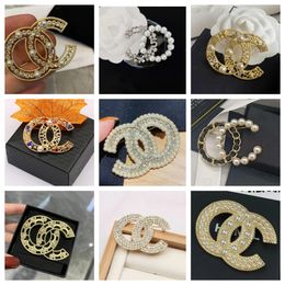 Diseñador chapado en oro broches de perlas moda para hombre para mujer marca doble letra cristal perla broche joyería accesorios 20 estilo