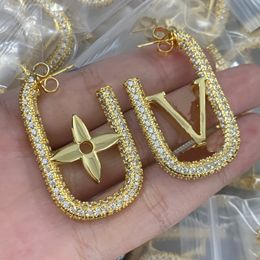 Designer Gold U-vormige vierbladige klaver oorbellen voor vrouwen senior klassieke kleine geurige windoorstudie 18k goud licht luxe flash sieraden toevoer