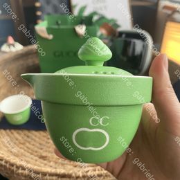 Diseño de té de viaje verde diseñador Zongzi Shape logotipo clásico Tallado de té de cerámica portátil PERO PERO PERSONA UNA POTO Tres tazas Taza de té para acampar al aire libre con caja de almacenamiento