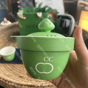Ontwerper Green Travel Tea Set Zongzi Shape Classic Logo Canving draagbare keramische thee -set luie persoon één pot drie kopjes camping thee buiten thee -theekopje met opbergkast