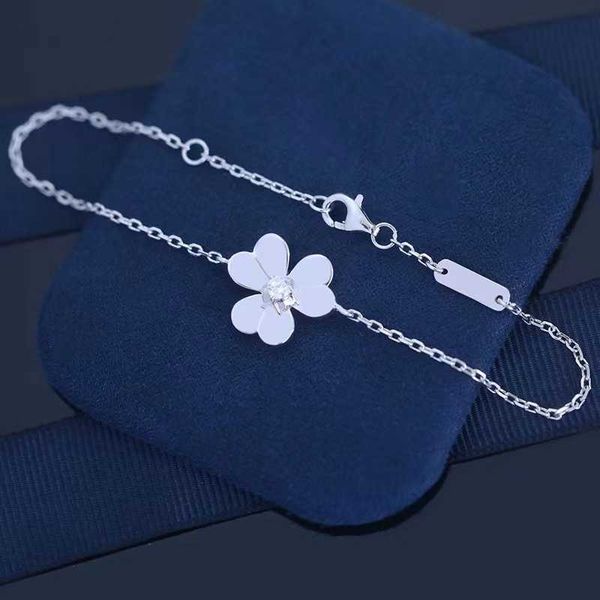 Diseñador GTM.S925 Van de plata esterlina Pulsera de hierba de la suerte de tres hojas Temperamento para mujeres Nicho de lujo versátil de luz y artesanías exquisitas