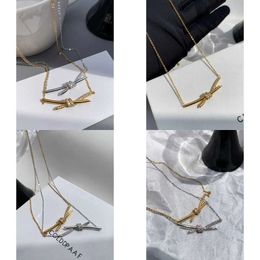 Collier de nœud croisé designer Gu Ailings avec le même style pour les femmes Lumière et le design unique Un collier de célébrité Gold Élégance de haute qualité Qualité d'origine
