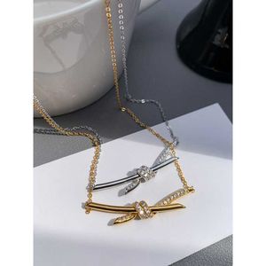 Designer Gu Ailings kruis Knot ketting met dezelfde stijl voor dames lichte luxe en uniek ontwerp een hoogwaardige gouden elegantie beroemdheidskraagketen