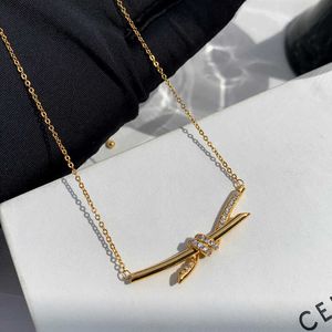 Collier de créateur Gu Ailings avec nœud croisé avec le même style pour femme, luxe léger et design unique, une chaîne de collier de célébrité élégante en or de haute qualité ST3G