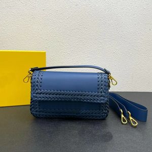 Diseñador de cuero tejido a mano Patrón Baguette Bolso Carta de oro Hebilla Hardware Bolsos de hombro Cerrojo magnético Solapa frontal Bolso de cuero de oveja real Monedero de axila de moda