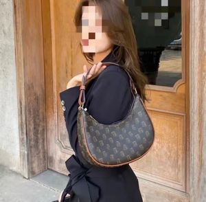 Sacs à main de créateurs Nouveau Triomphe Triomphe en forme de croissant en cuir Old Fashion One épaule Messenger Lettre d'impression Mini sac de mode