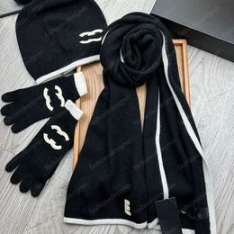 Ensemble chapeau et écharpe de créateur Automne et hiver chapeaux chauds à la mode foulards gants costumes pour femmes 17 foulards en laine ensemble écharpe d'hiver ensemble de gants bonnet homme et femme chaud