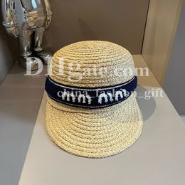 Chapeau de créateur Luxury Grass tissé Tongue de canard Chaîne Trendy Brand Sunshade Hat Femmes Summer Sun Sun Protection Chapeau Travel