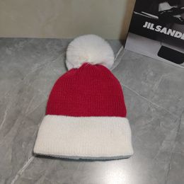 Chapeau de créateur Chapeau de laine tricoté d'hiver Bonnet de crâne en polaire en cuir artificiel chaud pour femme Cadeau de Noël polyvalent à la mode adapté au chapeau de loisirs de ski en plein air