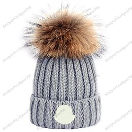 Sombreros de diseñador para hombres Gorro Monclair Gorro con letras de moda Sombreros casuales para hombres y mujeres Otoño e invierno Gorro de punto de lana con gorro de bola de piel Sombrero de invierno