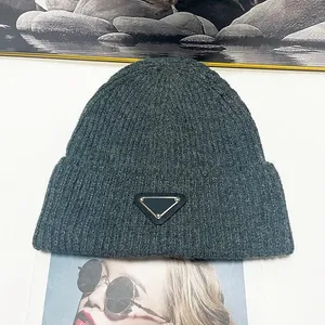 Sombreros de diseñador para hombres y mujeres gorros de invierno gorros de calavera de punto gifs de pareja cappellos cómodos de moda triángulo esmaltado capó de diseñador de lujo simple pj019