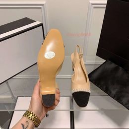 Tacones de diseñador Chaneles Sandalia Viento Color Sandalias a juego para mujer Verano Perla Cabeza cuadrada Lado vacío Talón grueso Tacones Zapatos individuales RYB2