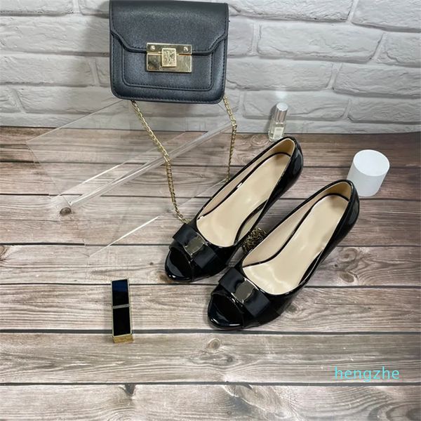 chaussures à talons de designer Les chaussures d'affaires pour femmes sont belles avec un style classique en cuir verni importé