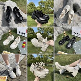 Designer Hakken Slingbacks Pumps Designer Schoenen Dames Hoge Hakken Schoenen Slippers Sandalen Puntschoen Schapenvacht Slippers Luxe Gouden Gesp Voorzijde Luxe Pumps GAI