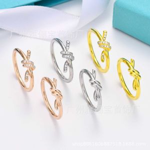 Designer High Edition Brand Diamond Knot Ring met 18K roségouden plating op wit koper voor vrouwen eenvoudige en modieuze gepersonaliseerde veelzijdige veelzijdige