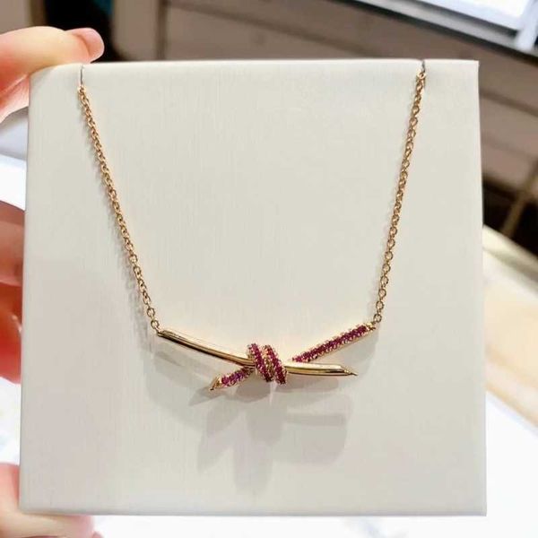 Diseñador de alta edición V Gold tiffay and co Collar trenzado de diamante rosa para mujer 18k Serie de nudos de lujo ligero Collar cruzado Cadena Marea