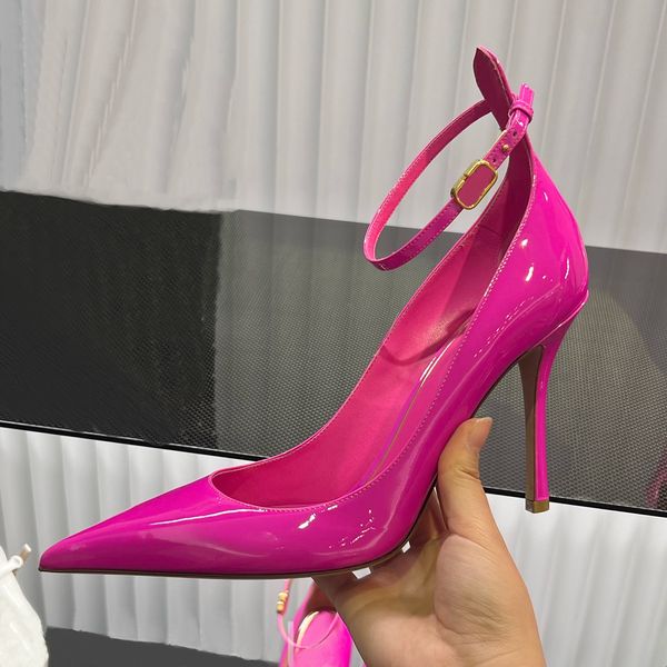 Zapatos de tacón alto de diseñador Zapatos de vestir Hebilla de laca de lujo para mujer Correa de muñeca decorativa con boca de luz roja rosa Punta delgada 4 cm 7 cm 10 cm Cena de boda de fiesta