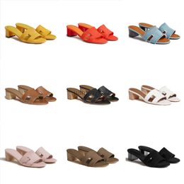 Designer Sandales à talons hauts Chaussures de femmes professionnelles en cuir Bureau de ganters de cuir sandales Robe blanche Classic Slideshow Beach Slippers of the Best Quality