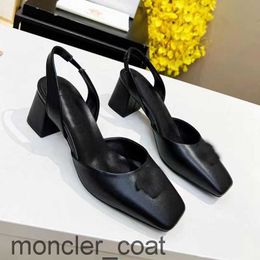 Designer High Heel Hollow Bun Dames Patent Leather lederen dikke kledingschoenen metalen sieraden puntige feestjurk trouwschoenen vierkante teen sandalen