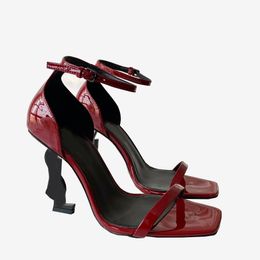 Designer talons hauts sandale pantoufles femmes mode en cuir verni talon en métal chaussures femmes luxe banquet sandale été décontracté confort chaussure