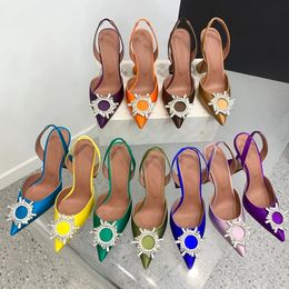 Designer Talons Hauts Satin Pointu Slingshot Bow Cristal Tournesol Femmes Robe De Soie Chaussures Fête Talons Hauts Mariage Sexy Diamant Brillant Sandales