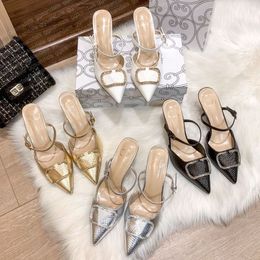 Designer High Heels Slippers Classics Classics Stroine Boucle Femmes Chaussures robes de mariée minces pantoufles d'été de sandale pointues