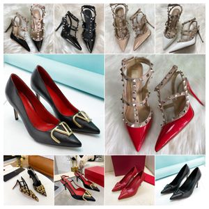 designer talons hauts sandales féminines marque classique métal métal V-Buckle pointu talons minces noirs et rouges en cuir clouté à talons exposés