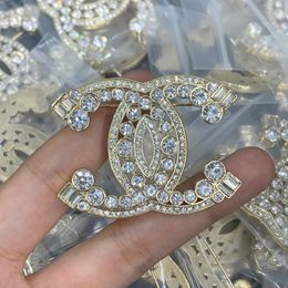 Diseñador de alta calidad Broches Mujeres Hombres Parejas Rhinestone Diamante Cristal Perla Broche Traje Laple Pin Sello Moda